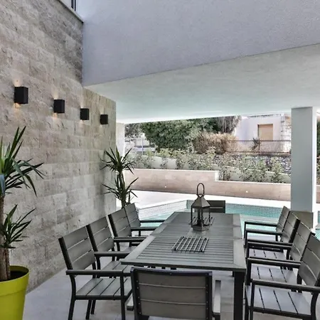Elegant Cozy With Beautiful Features Vila