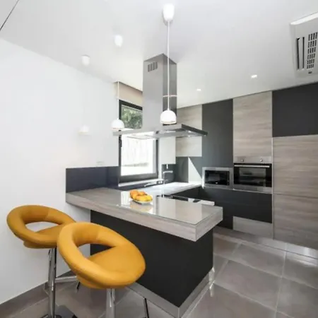 Elegant Cozy With Beautiful Features Vila *